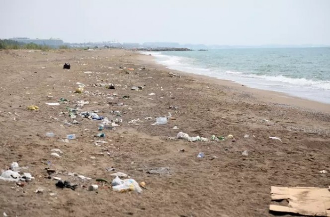 KUMKÖY SAHİLİ'NDE BARAKALAR KALDIRILDI, ÇÖPLÜK GÖRÜNTÜSÜ KALDI 