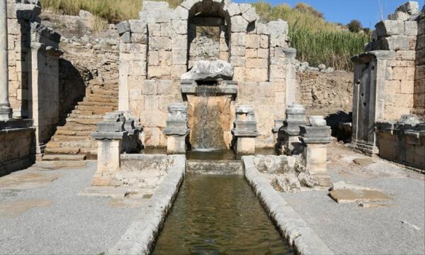 PERGE'DEKİ ANTİK ÇEŞMEDEN 1800 YIL SONRA SU AKMAYA BAŞLADI