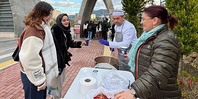 ALKÜ’LÜ ÖĞRENCİLERE ÇORBA İKRAMI