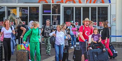 ANTALYA'YA GELEN YABANCI TURİST SAYISI DÜŞTÜ, YERLİ TURİST ARTTI