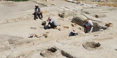 ARSLANTEPE HÖYÜĞÜ’NDE 3 BİN YILLIK FIRIN BULUNDU