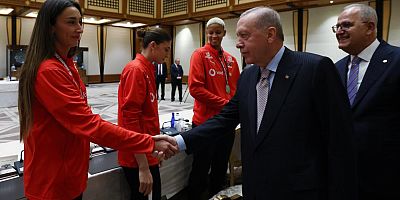 CUMHURBAŞKANI ERDOĞAN, A MİLLİ KADIN VOLEYBOL TAKIMI'NI KABUL ETTİ