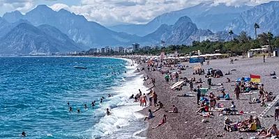 EKİMDE YAZ NEFESİ: KONYAALTI SAHİLİ HAFTA SONU DOLDU TAŞTI