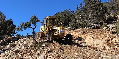 ELMALI’DA 19 MAHALLENİN YAYLA YOLUNA ULAŞIM KOLAYLAŞTI 