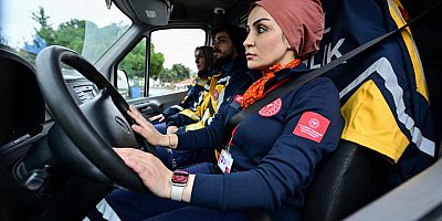 KADIN AMBULANS ŞOFÖRLERİ HAYAT KURTARMAK İÇİN ZAMANLA YARIŞIYOR