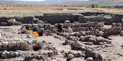 KAYALIPINAR'DA 56 ÇİVİ YAZILI TABLET VE 22 MÜHÜR BASKISI BULUNDU