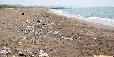 KUMKÖY SAHİLİ'NDE BARAKALAR KALDIRILDI, ÇÖPLÜK GÖRÜNTÜSÜ KALDI 