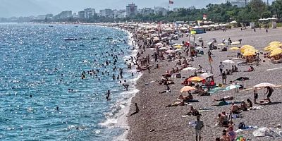 TATİLİN SON GÜNLERİNDE ANTALYA SAHİLLERİNDE YOĞUNLUK